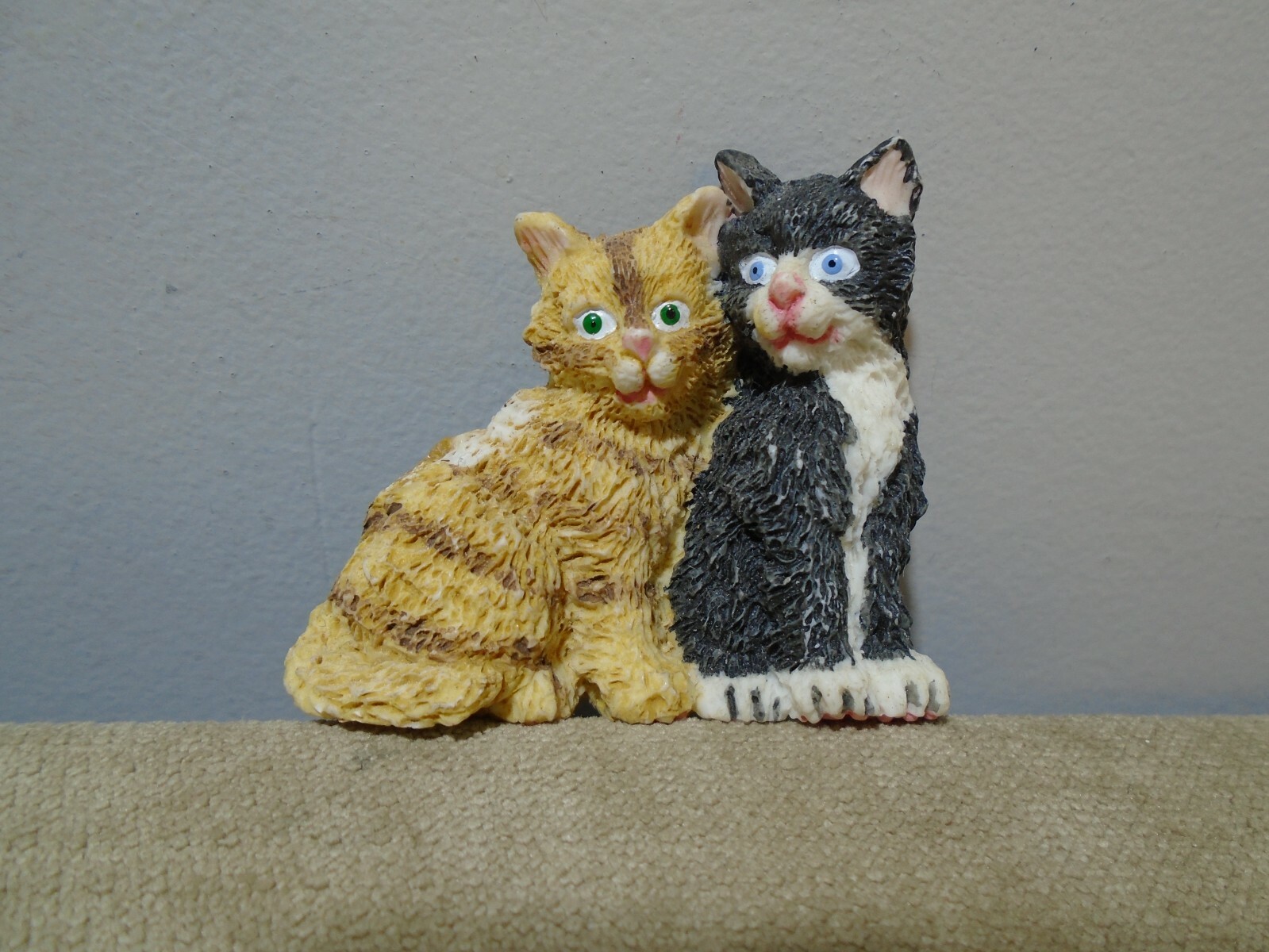 MINIATURE RESIN ORANGE TABBY & BLACK N WHITE KITTY CAY 2” LAPEL PIN UNBRANDED