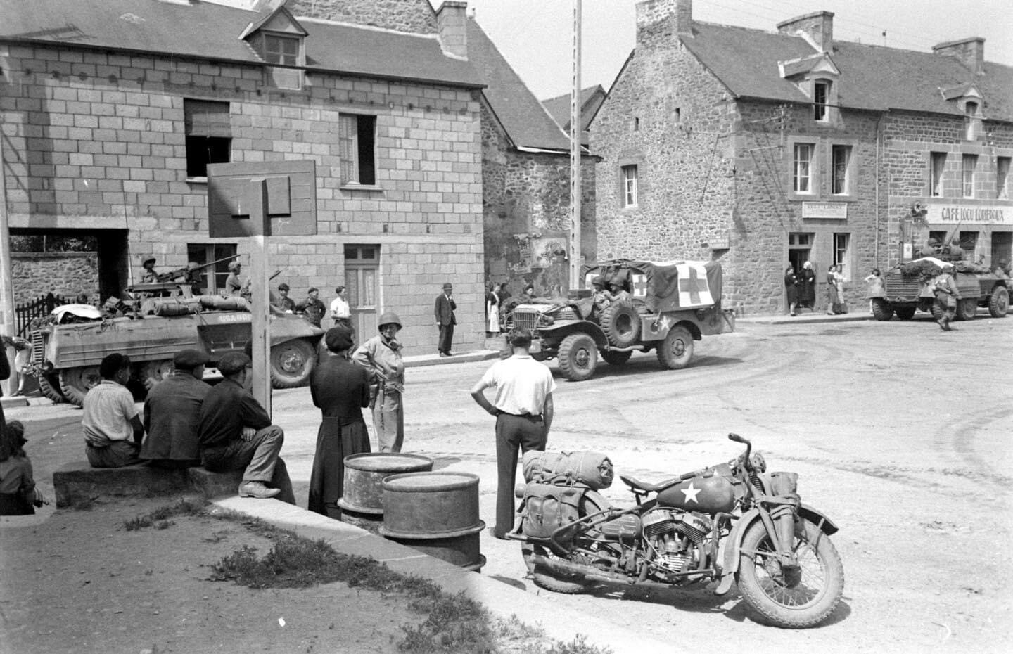 WW2 WWII Photo World War Two / US Army M8 Greyhounds in France August 1944 M8
