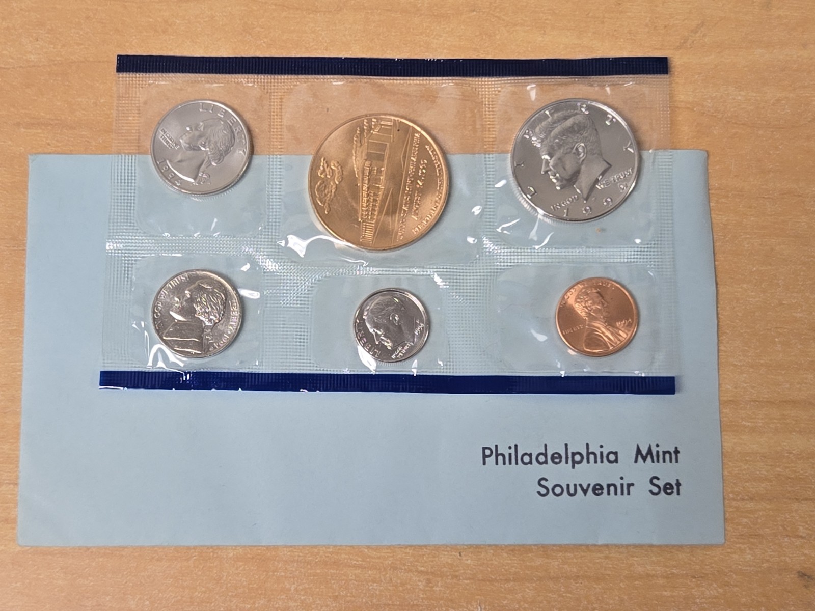 1994 P Philadelphia Souvenir Mint Coin Set! 5 Coins & Medallion RARE in Envelope