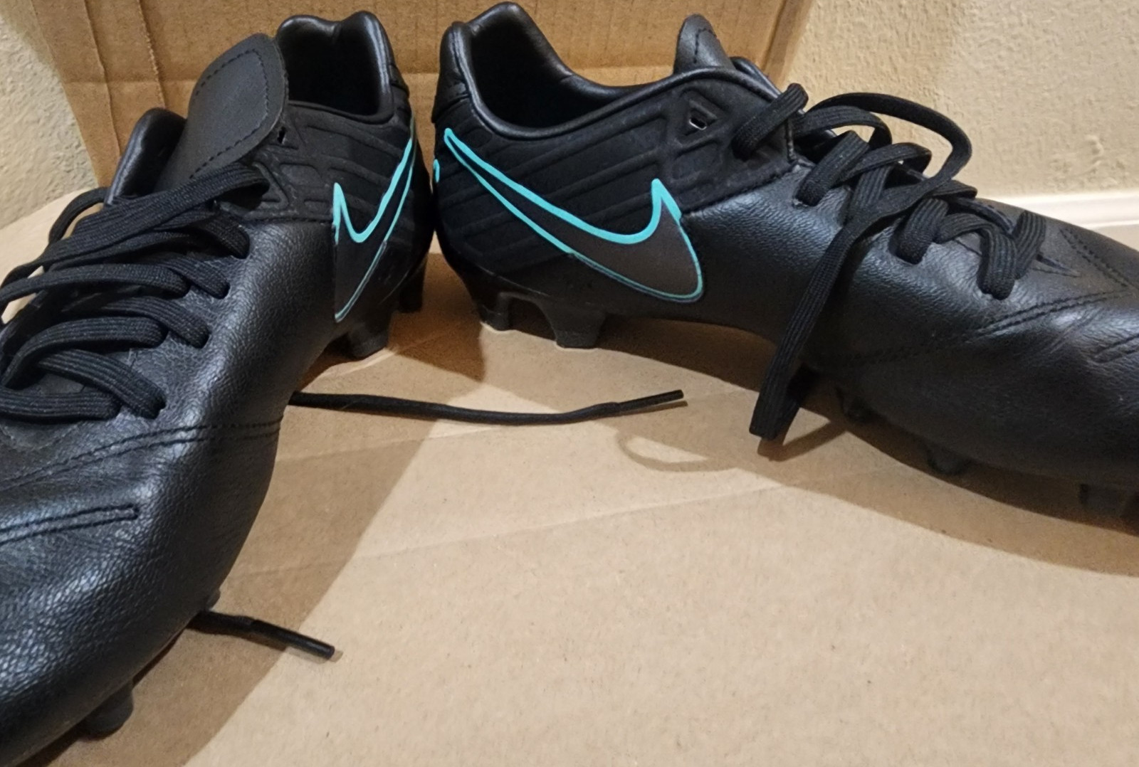 Nike Tiempo Black Blue Leather Soccer Cleats Plastic Lace Up Low Top