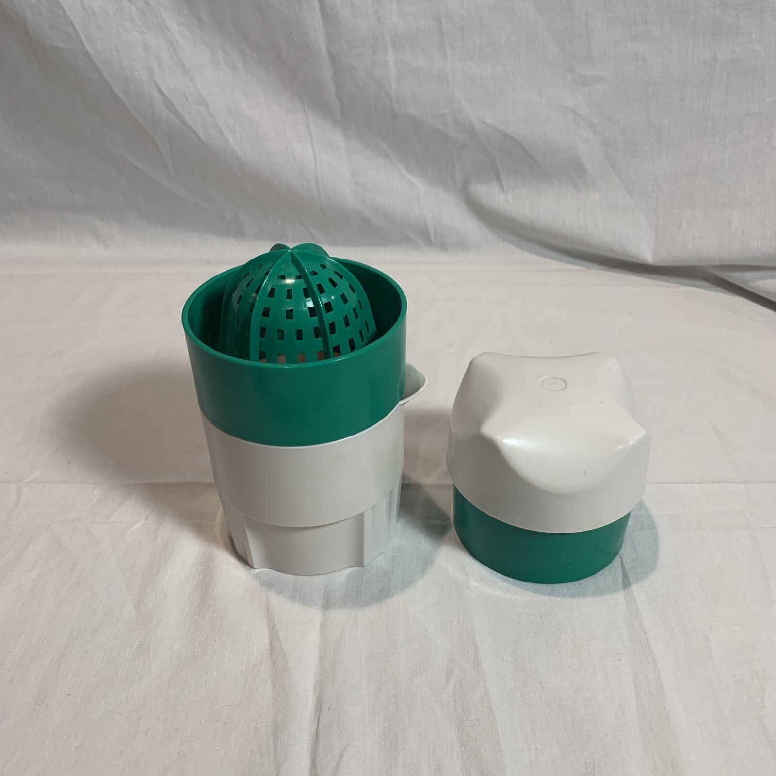 Fruit Juicer 2 in 1 Manual Citrus Squeezer with Strainer and Container