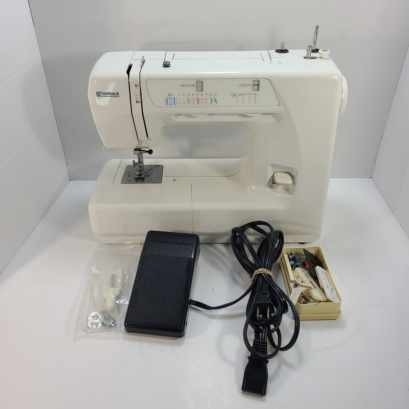 Kenmore Sewing Machine  385.15008100 W/Pedal And Feet/ Accessories Shown Works