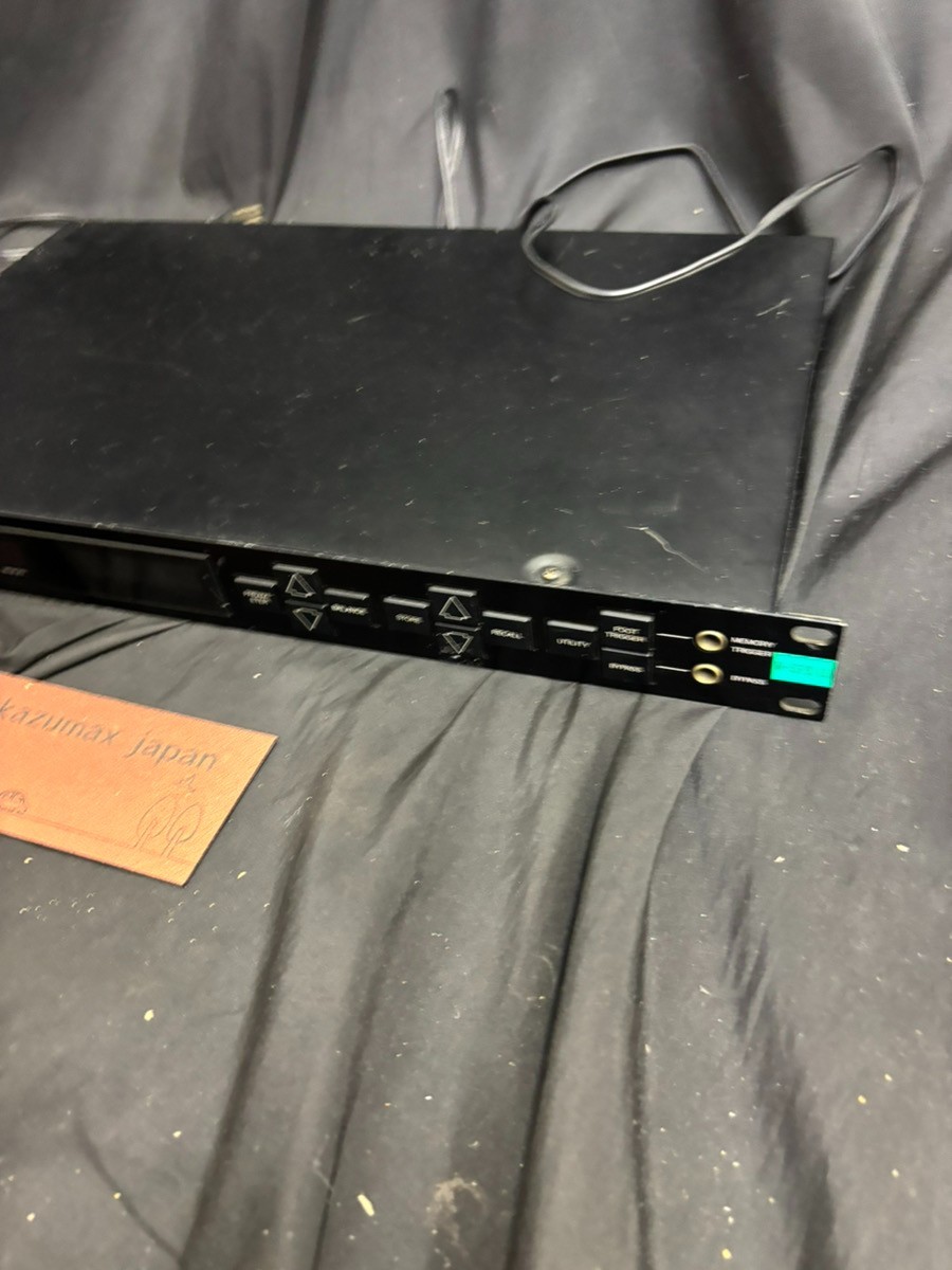 Yamaha SPX90 Digital Multi Effects Processor Powers On Needs repair Display