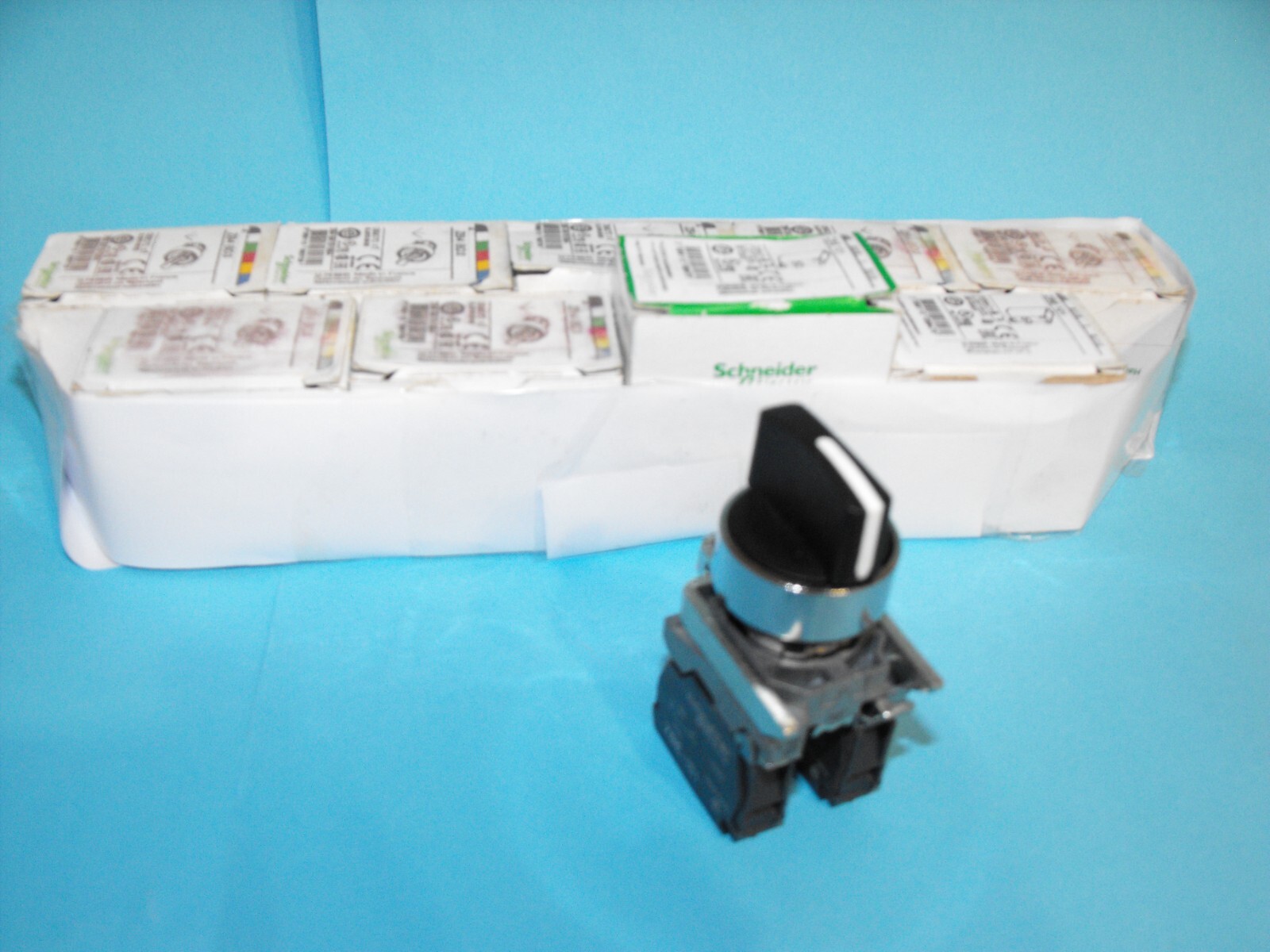 Schneider Electric.TELEMECANIQUE.ZB4BD3+ZBE101.Selector Switch.(LOT7PCS).NEW