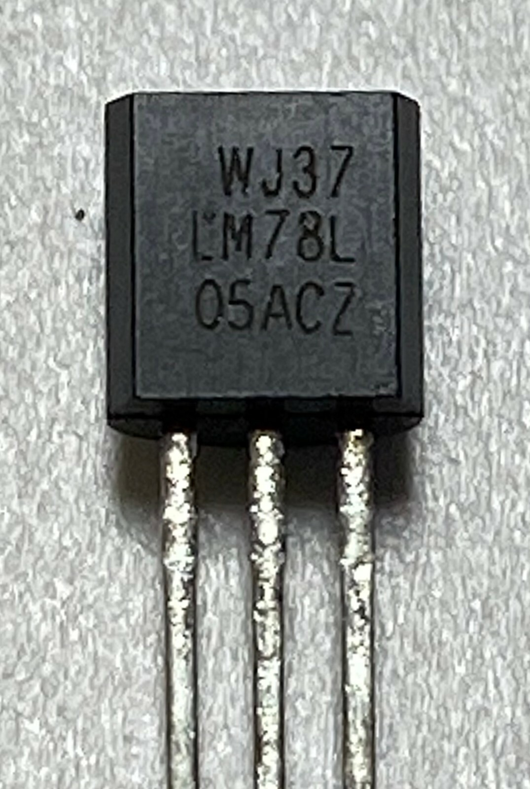 ON Semiconductor WJ37 LM78L05ACZ Voltage regulator linear TO positive 5V 100mA