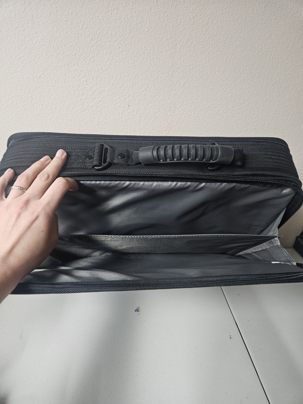 Targus CPT401DUS 17" Deluxe Laptop Case Computer Bag Dome System