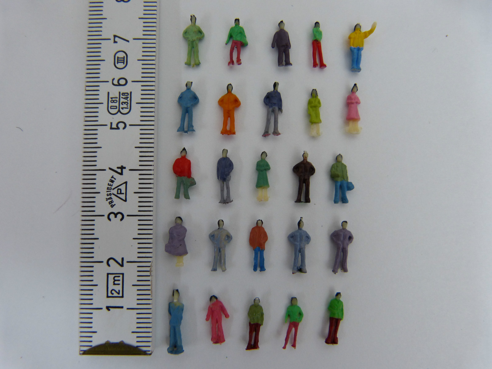 Lot of 100 Figures N 1:160 Model Railway Painted Standing Travelers NEW