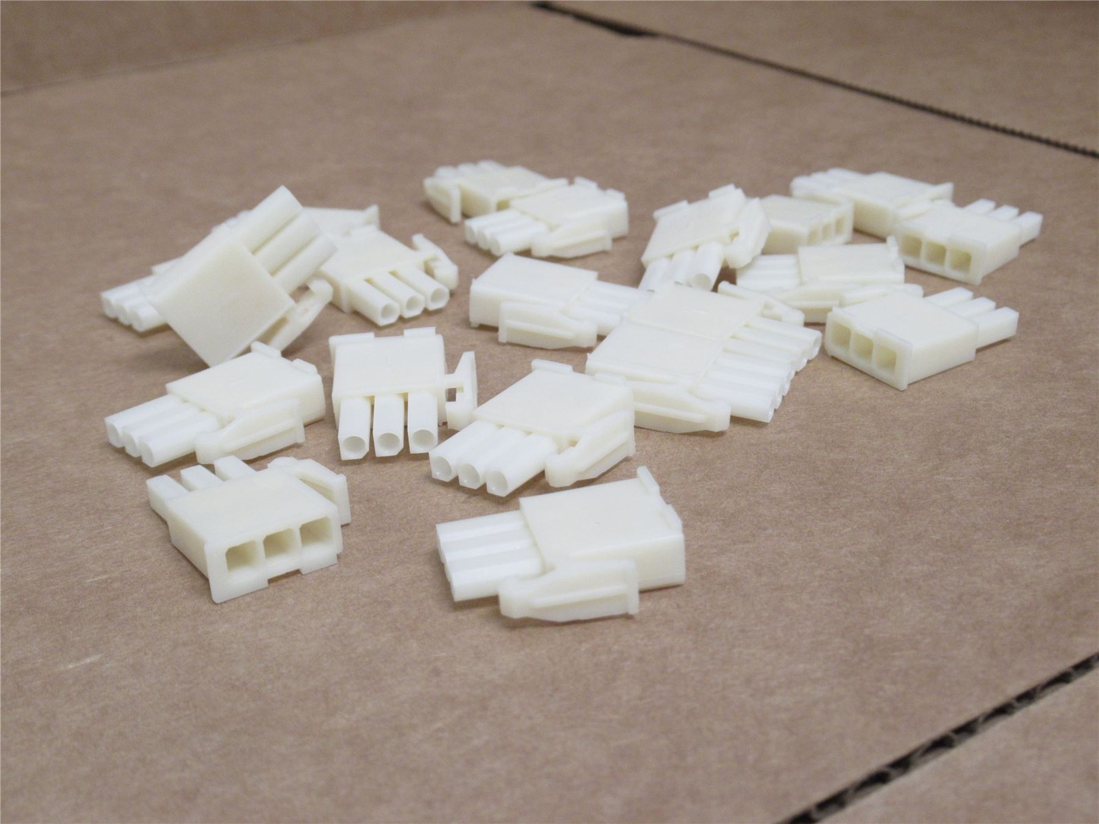229494 New-No Box; AMP 172166-1 Lot-6 Rectangular Connectors; 3Pos; 1-Row; 600V