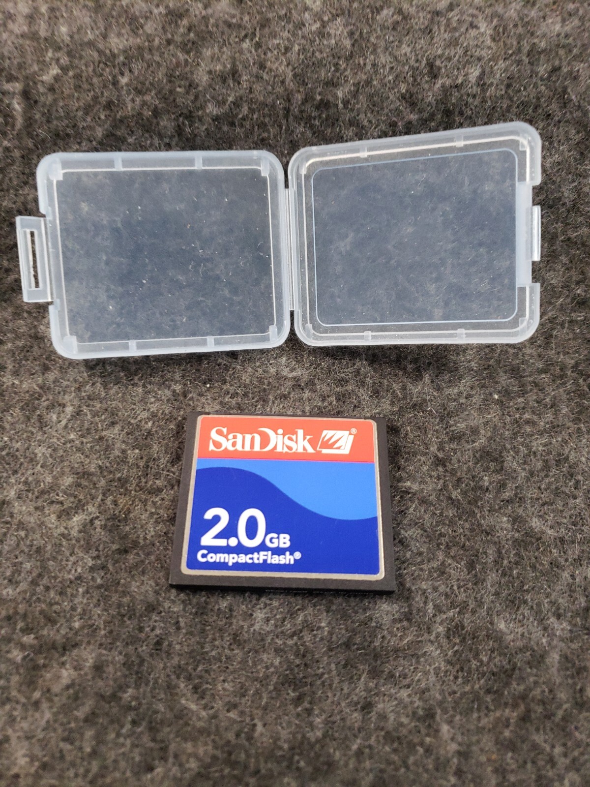 2GB SanDisk CompactFlash Memory Card 2G CF Card SDCFB-2048Genuine w/case ..(SB3)