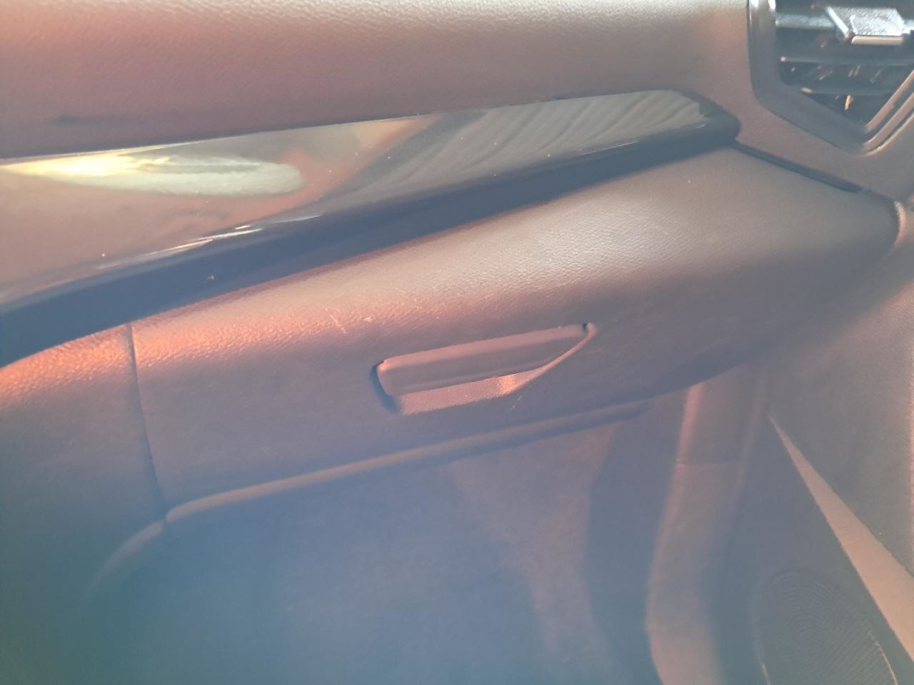 ESCAPE 2017 Glove Box 4795570