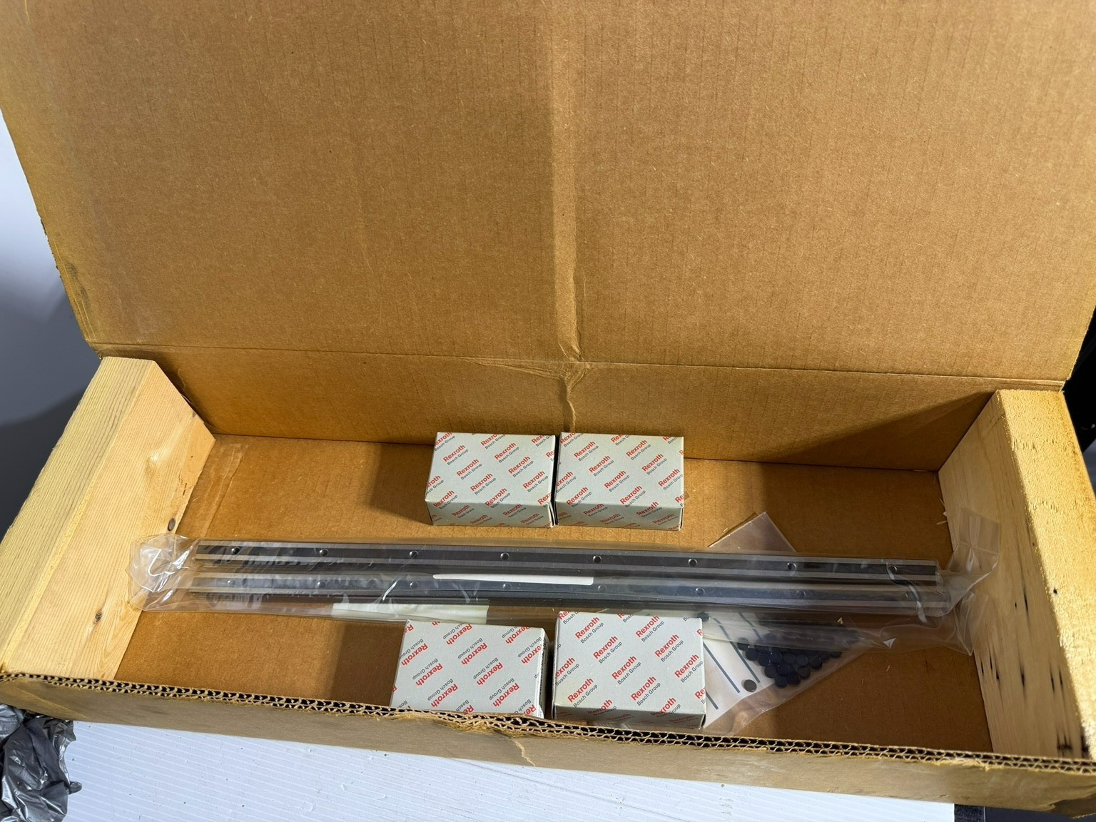 Bosch Rexroth Linear Guide Rail Kit 2 Rails 4 Runner Blocks R165912015 NOS