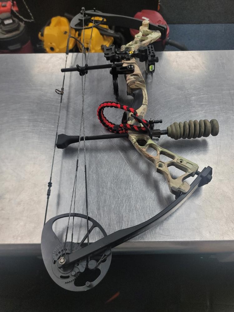 Used DIAMOND ARCHERY BOWTECH INFINITE EDGE Compound Bow (QUC027938)