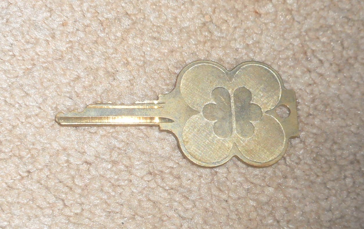 VINTAGE CLOVER SHAPED MOTEL HOTEL KEY