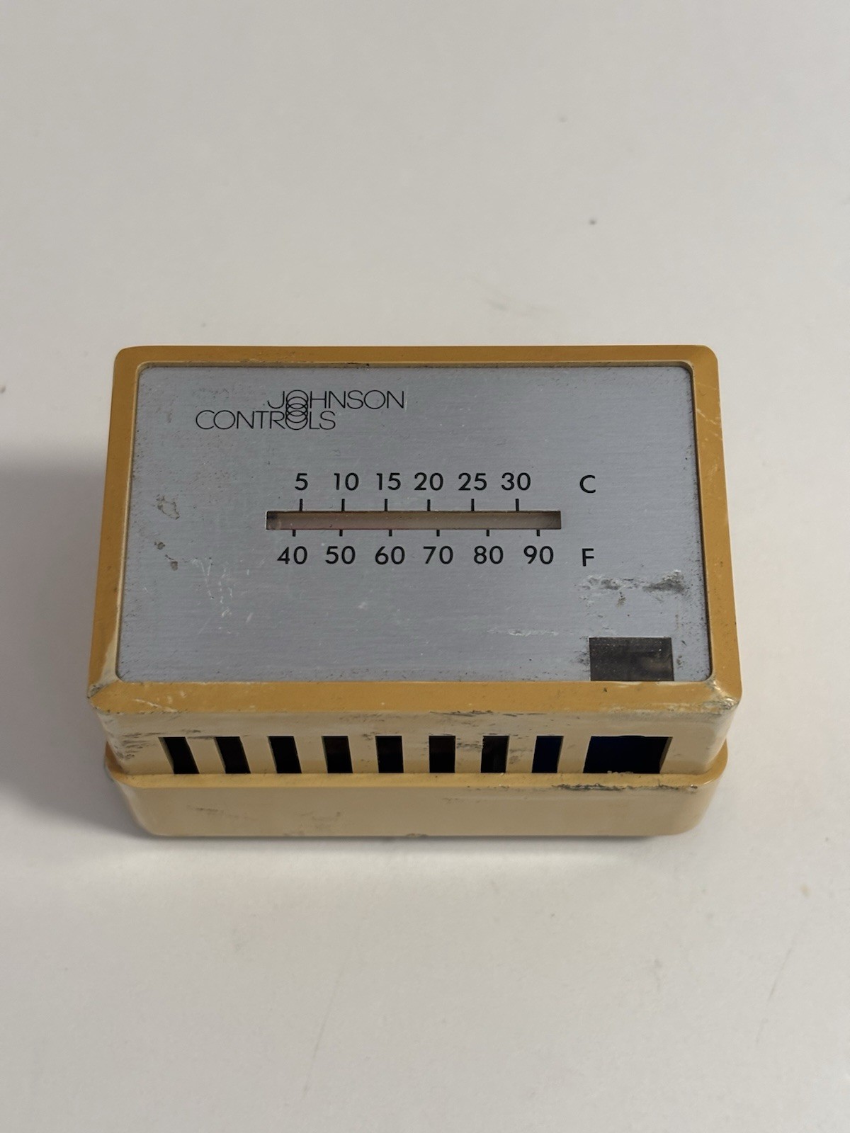 Johnson Controls T-4002-201 Pneumatic Thermostat With Cover