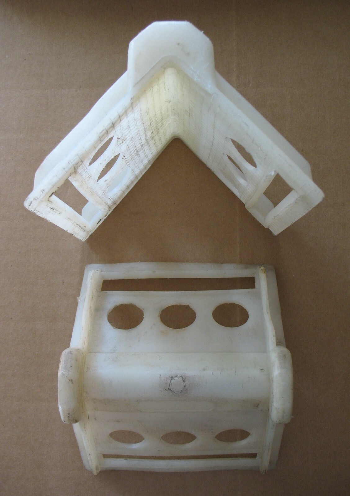 Pair Plastic Cargo Pallet Corner Protectors 4" Strap Guards Tie Down Edge Corner