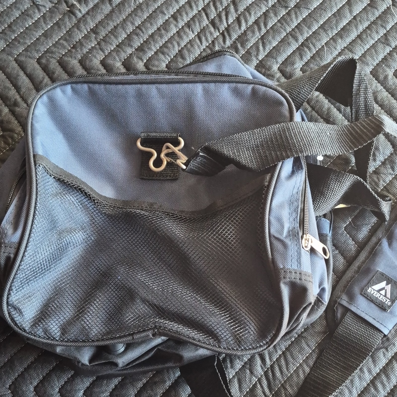 Everest Navy Black Gym Bag Polyester Adjustable Strap Zip Closure 3 Pockets