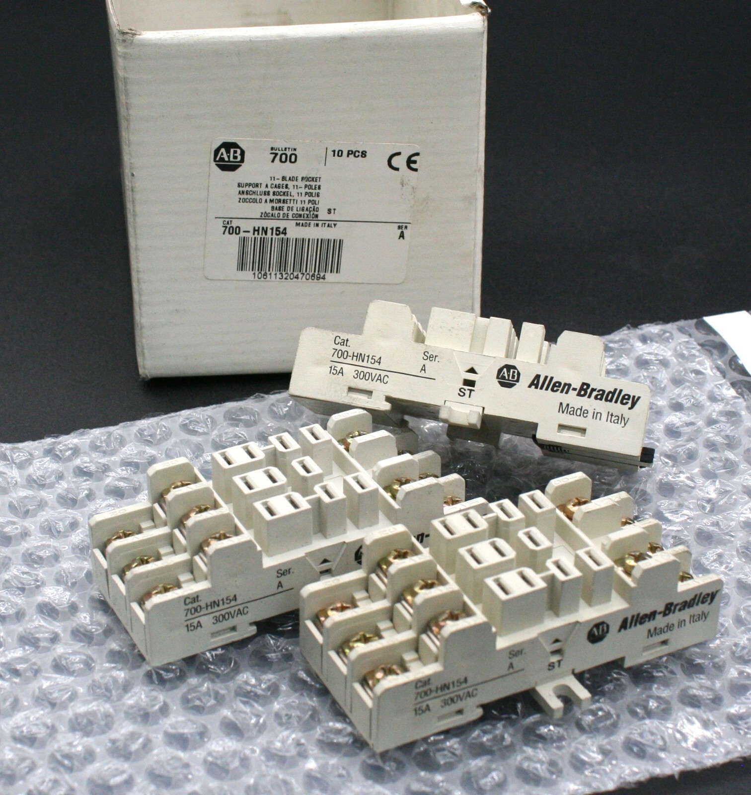 One (1) Allen Bradley 700-HN154 Ser A 15A 11-Blade Relay Socket Italy NEW