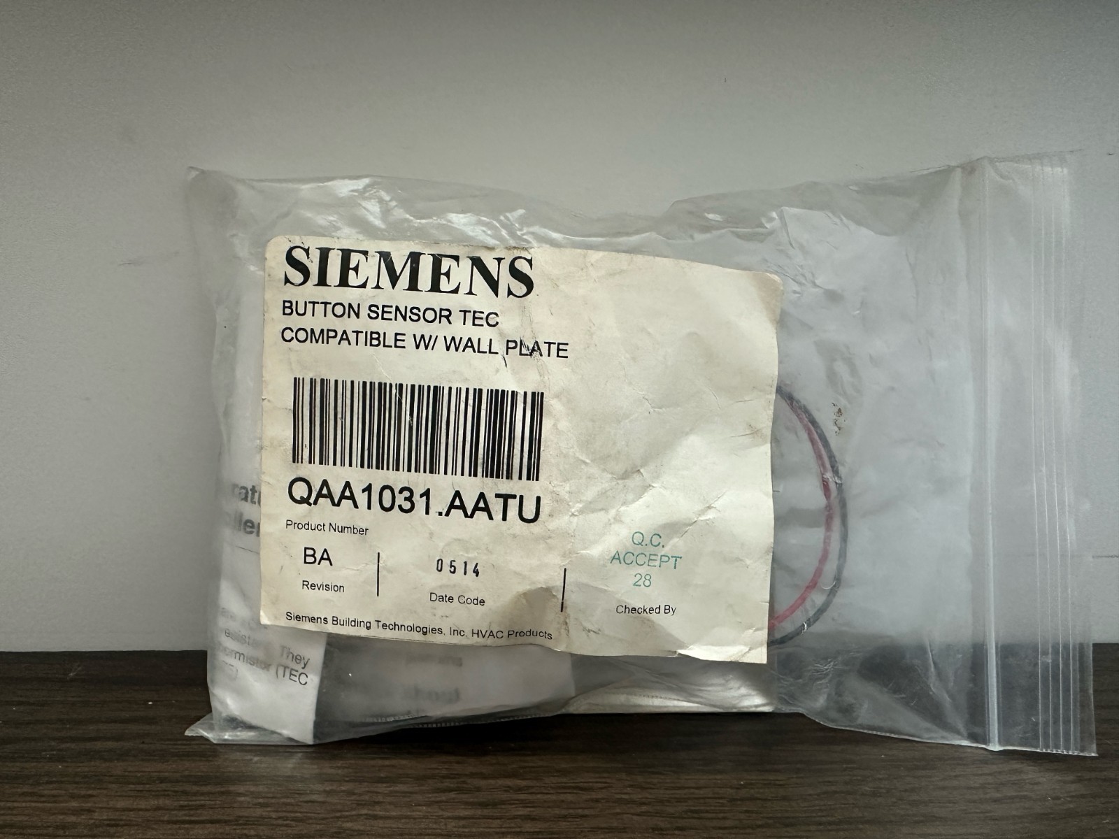 SIEMENS - HVAC TEC Compatible Button Sensor w/ Wall Plate QAA1031.AATU