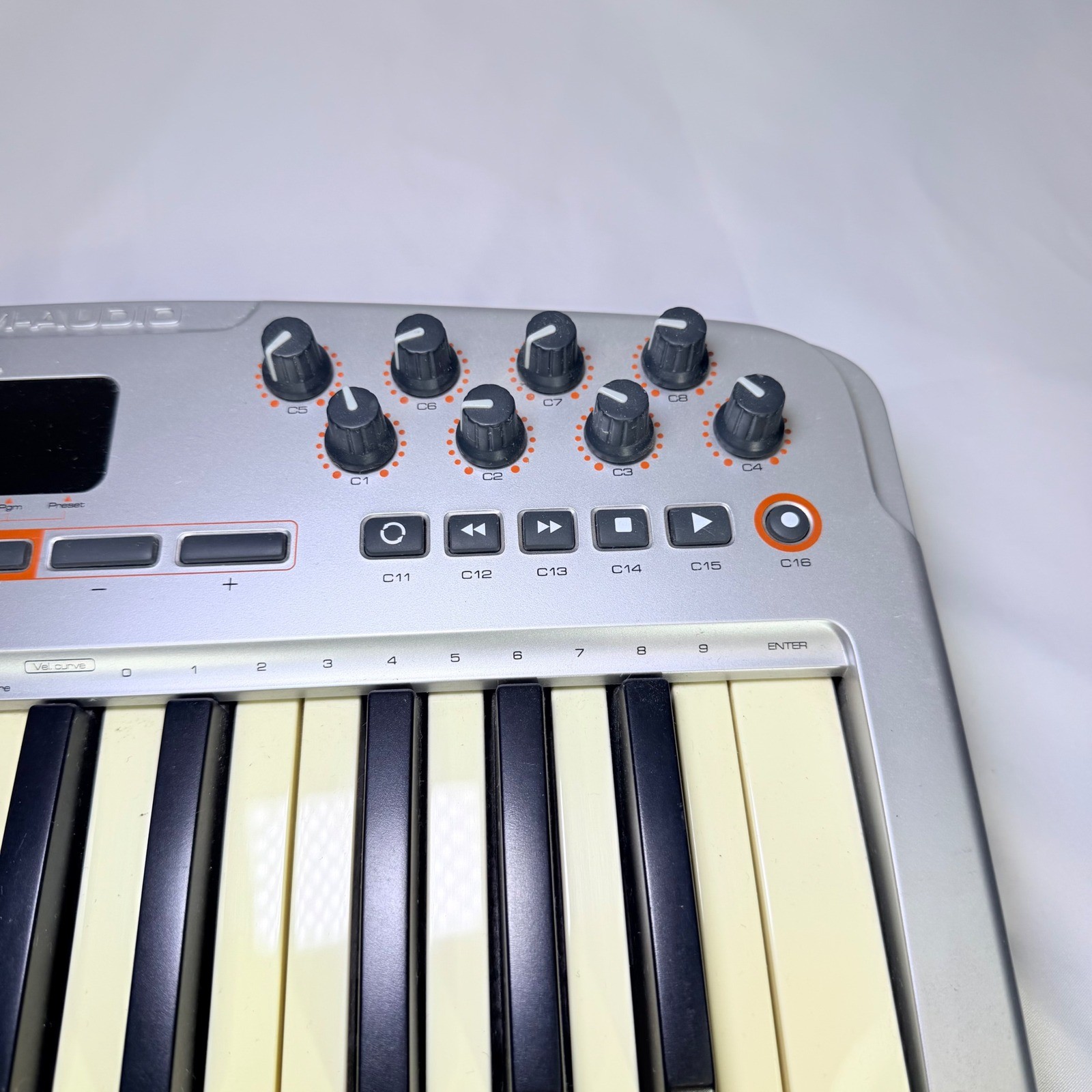 M-Audio Oxygen 8 V2 25-Key USB MIDI Keyboard Controller Silver Silver/Black