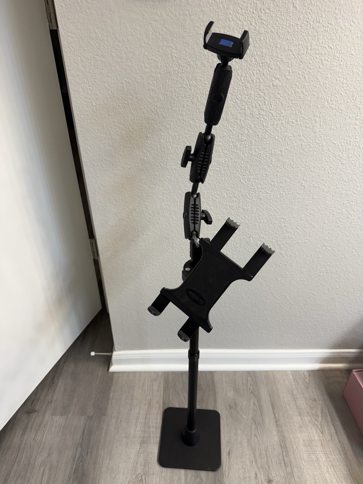 Arkon Remarkable Creators Phone And Tablet Or Camera Stand With Ring Light.