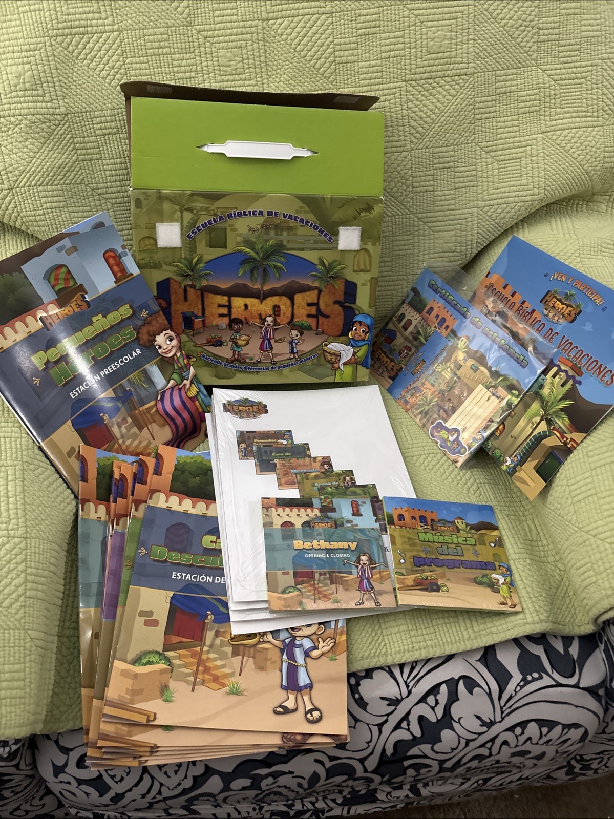 Escuela Biblica de Vacaciones HEROES VBS Starter Kit– Spanish Vacation Bible Kit