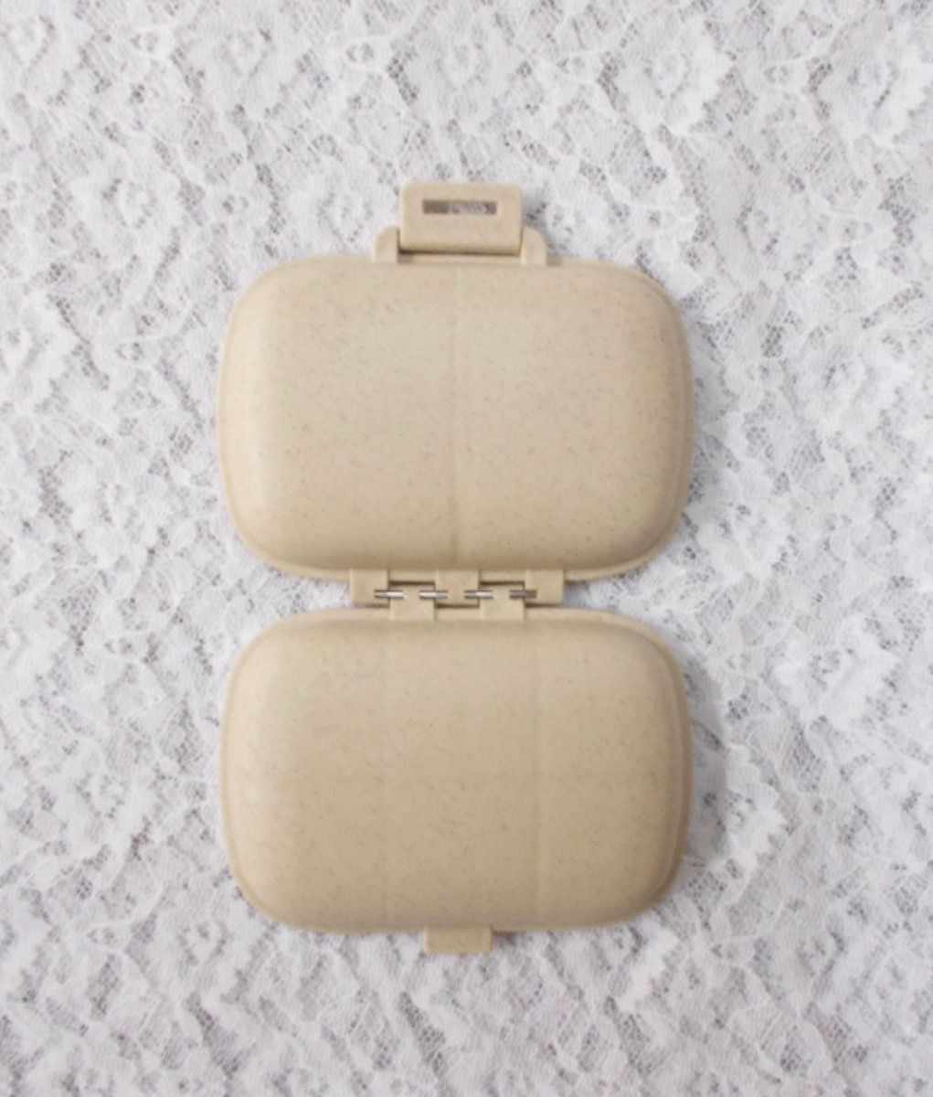 Travel Pill/Medication Organizer With 8 Compartments Snap Close Plastic Case
