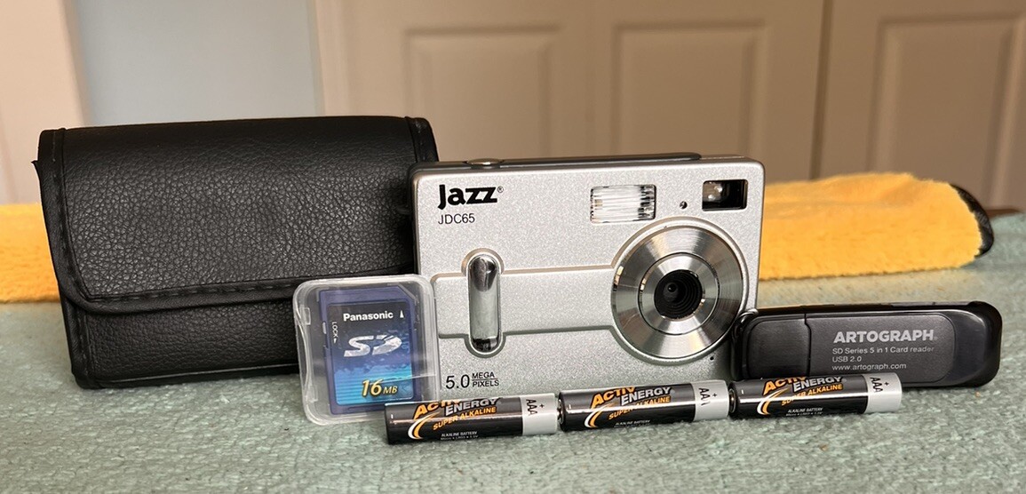 JAZZ JDC65 Point And Shoot Camera 5mp Works Great - Bundle - MINT -