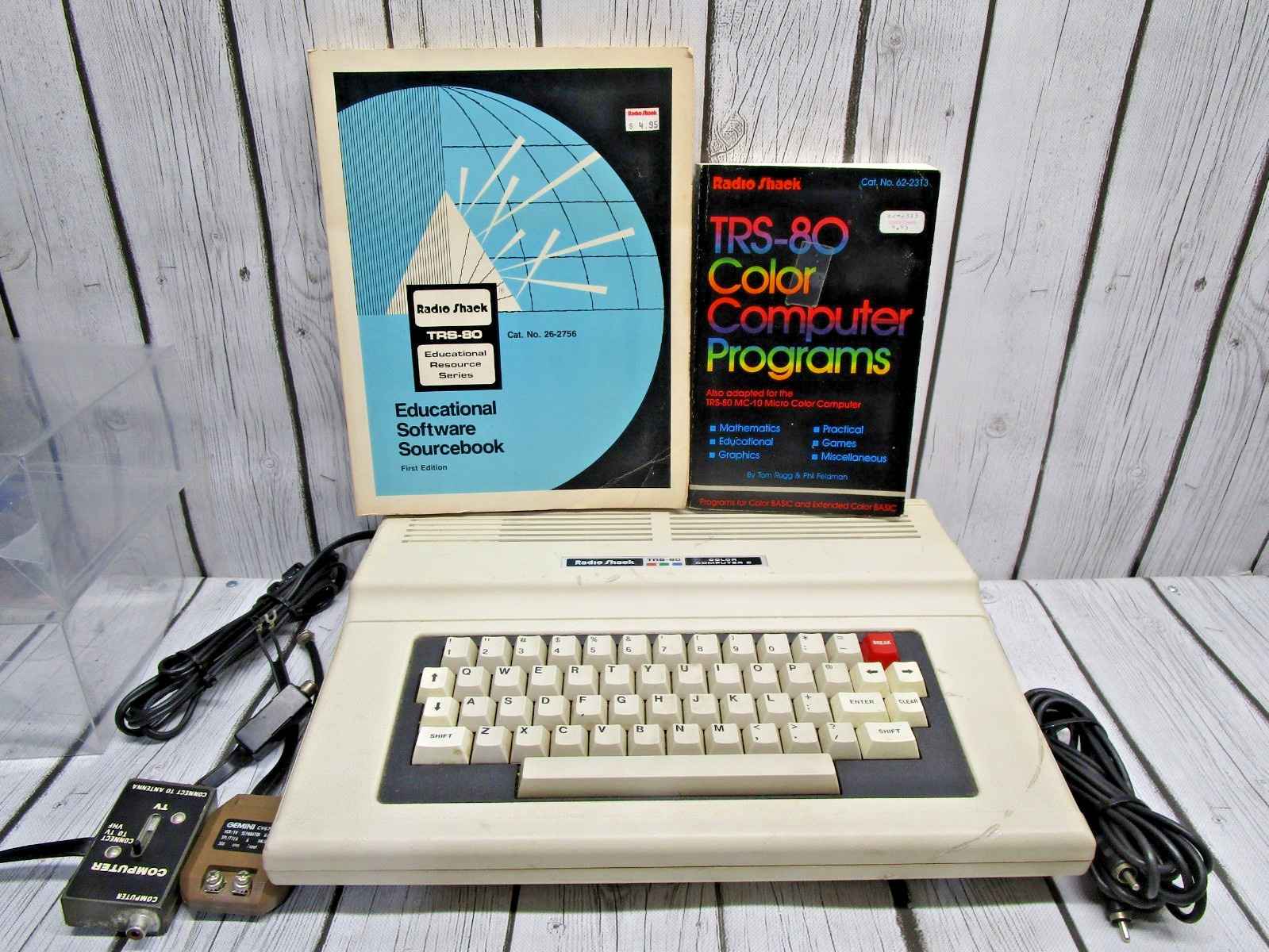 Tandy TRS-80 Color Computer 2 – Model 26‑3136 - Turns on - w/ 2 Books