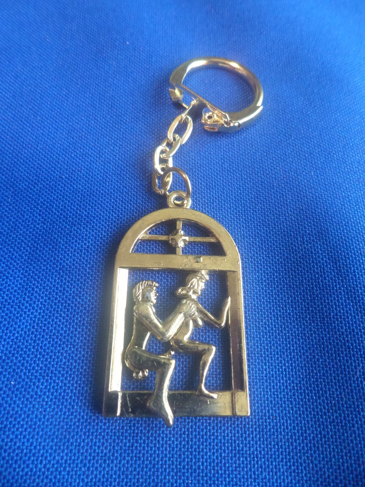VINTAGE ADULT NAUGHTY GOLD TONE KEYCHAIN MAN WOMAN SEX NOVELTY MOTION