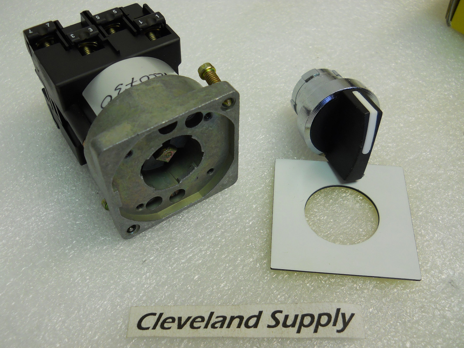SQUARE D K1D65SPEC0730 CAM SELECTOR SWITCH 2-POSITION NEW CONDITION NO BOX