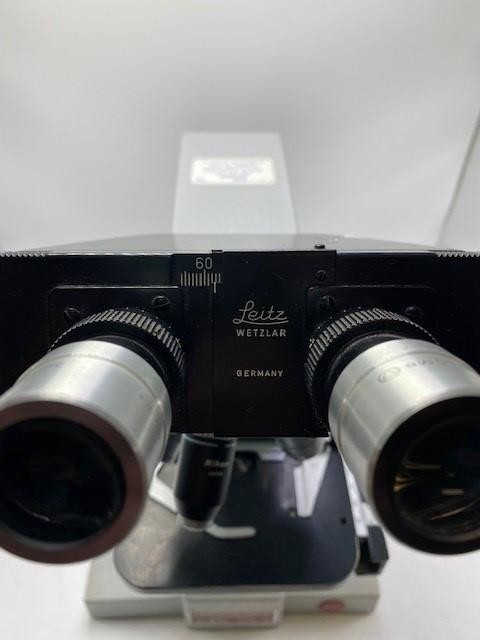 Leitz SM-LUX Wetzlar Binocular Microscope, Three Objectives and Illumination