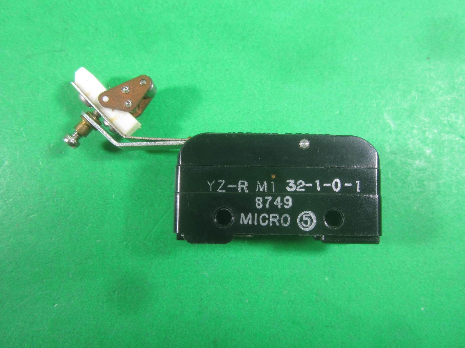 Micro Switch -- YZ-RM1 -- (Lot of 2) New
