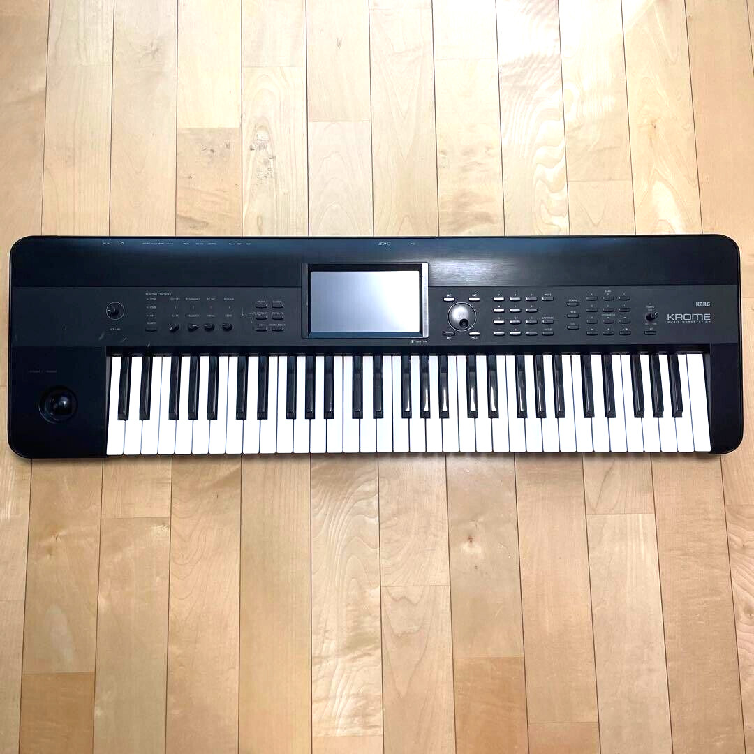 Korg KROME-61 Synthesizer Keyboard Workstation Black keyboard