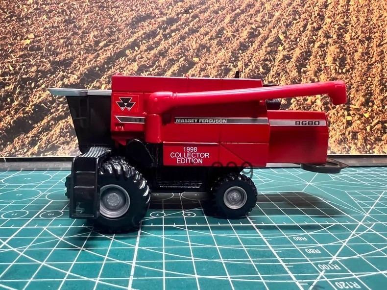 1/64 Massey Ferguson MF 8680 Large Harvester Model