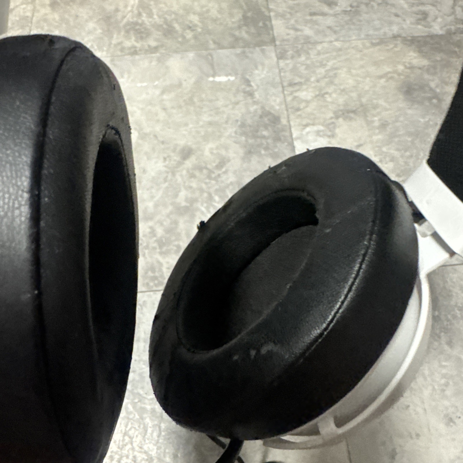Razer Kraken Pro V2 Gaming Headset - Whote Microphone