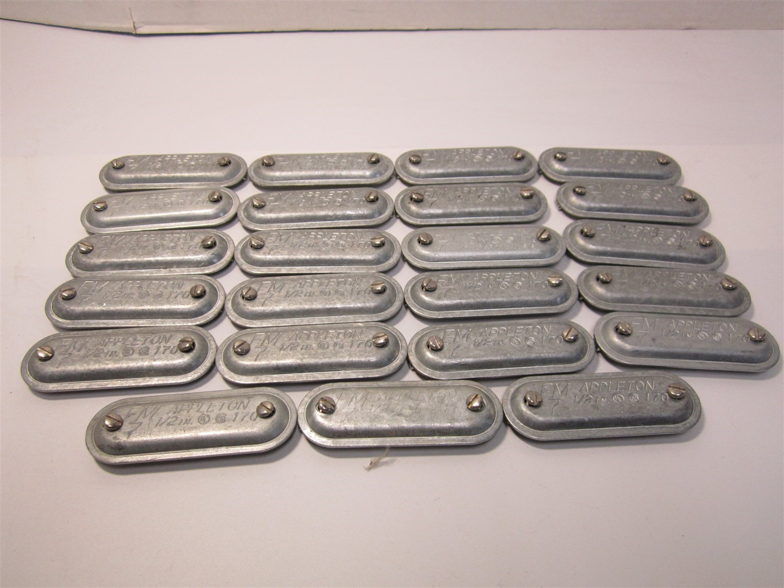 Appleton Electric 170 1/2" Hub, Form 7 Screw In Conduit Body Covers - Qty 25