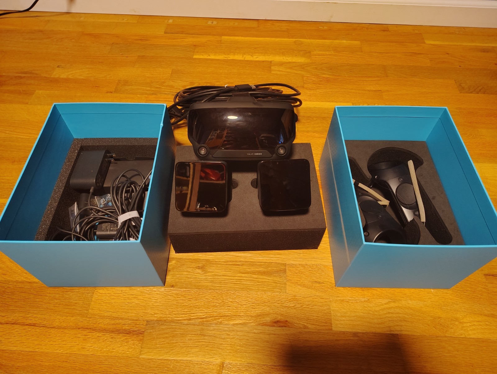 Valve Index PC VR Headset Full Kit w/ 1.0 Base Stations & Vive Controllers