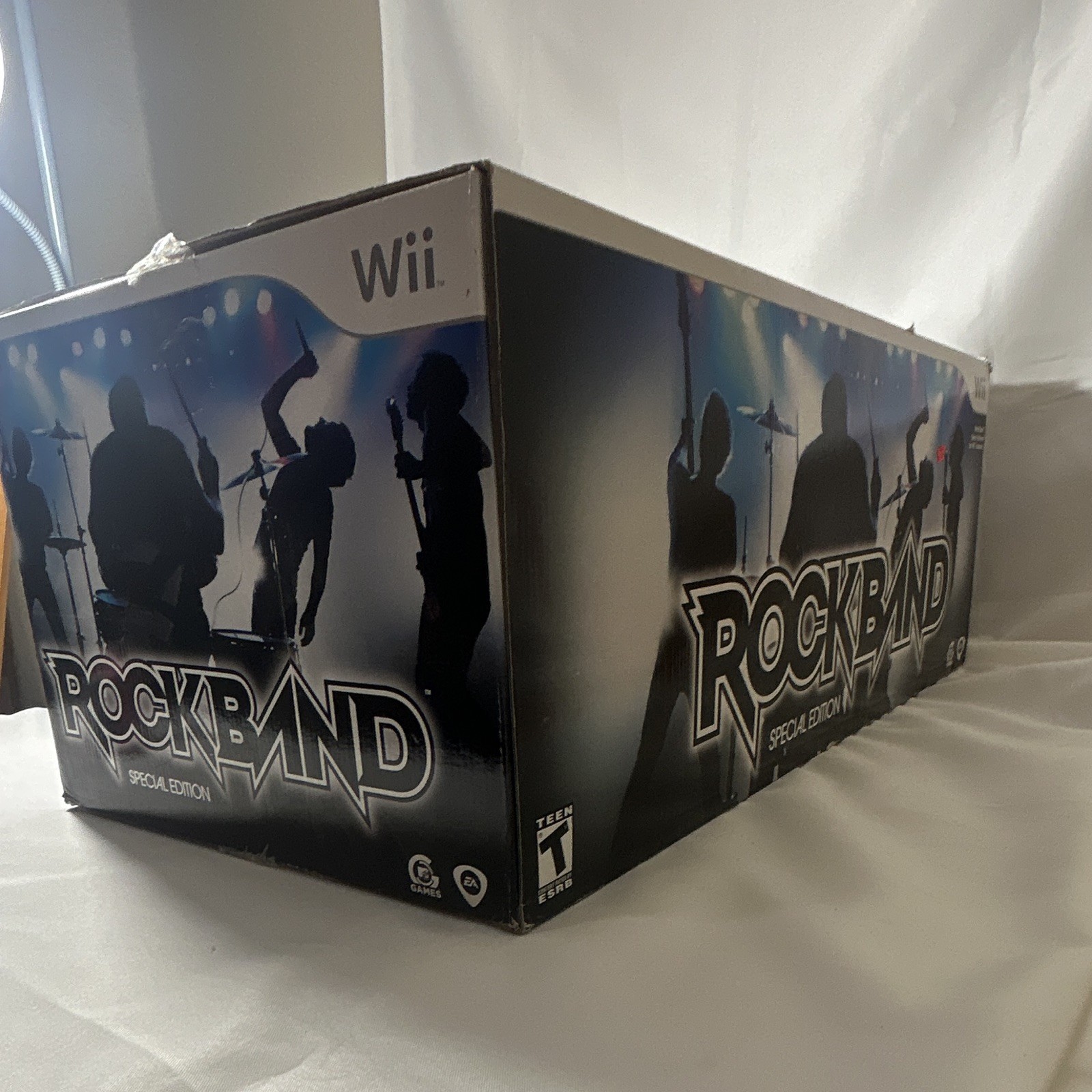 Rock Band Special Edition Wireless Wii Bundle: Game, Guitar, Drums, Mic