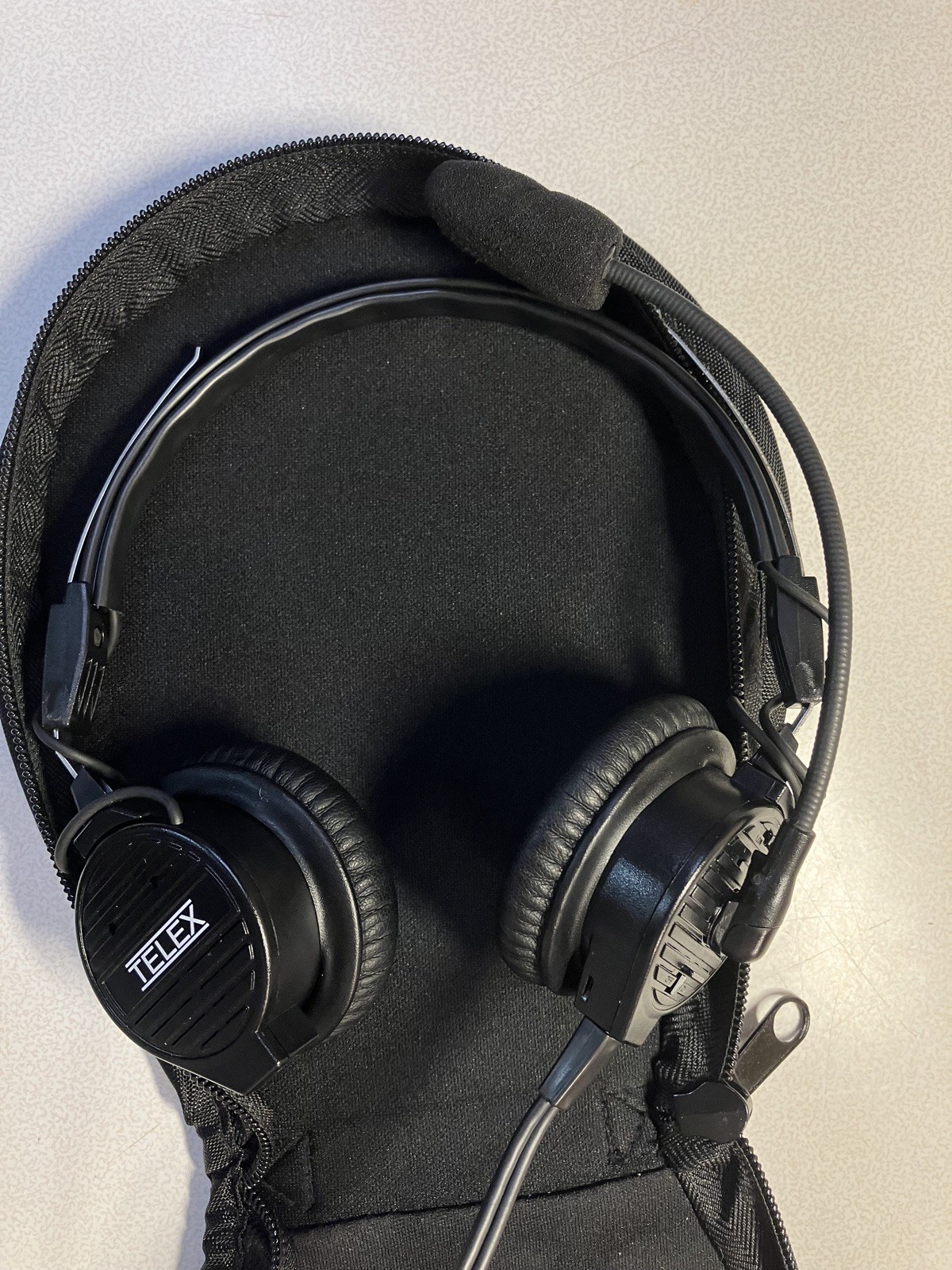 Telex Airman 850 ANR Dual Plug Aviation Headset With Protective Carrying Case