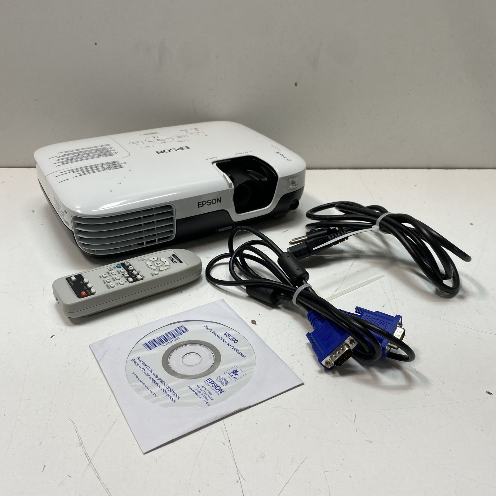Epson VS200 3LCD Projector H391A White with Remote Cables and User CD