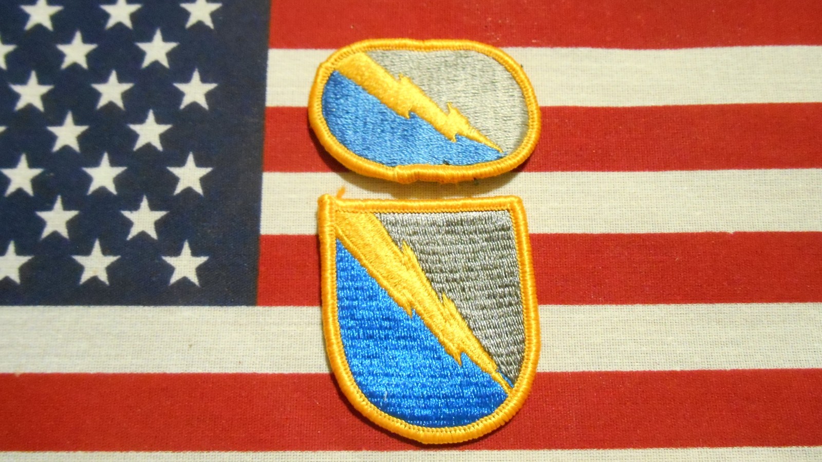 525th Military Intelligence MI Airborne Beret Flash & Para Oval Patch m/e