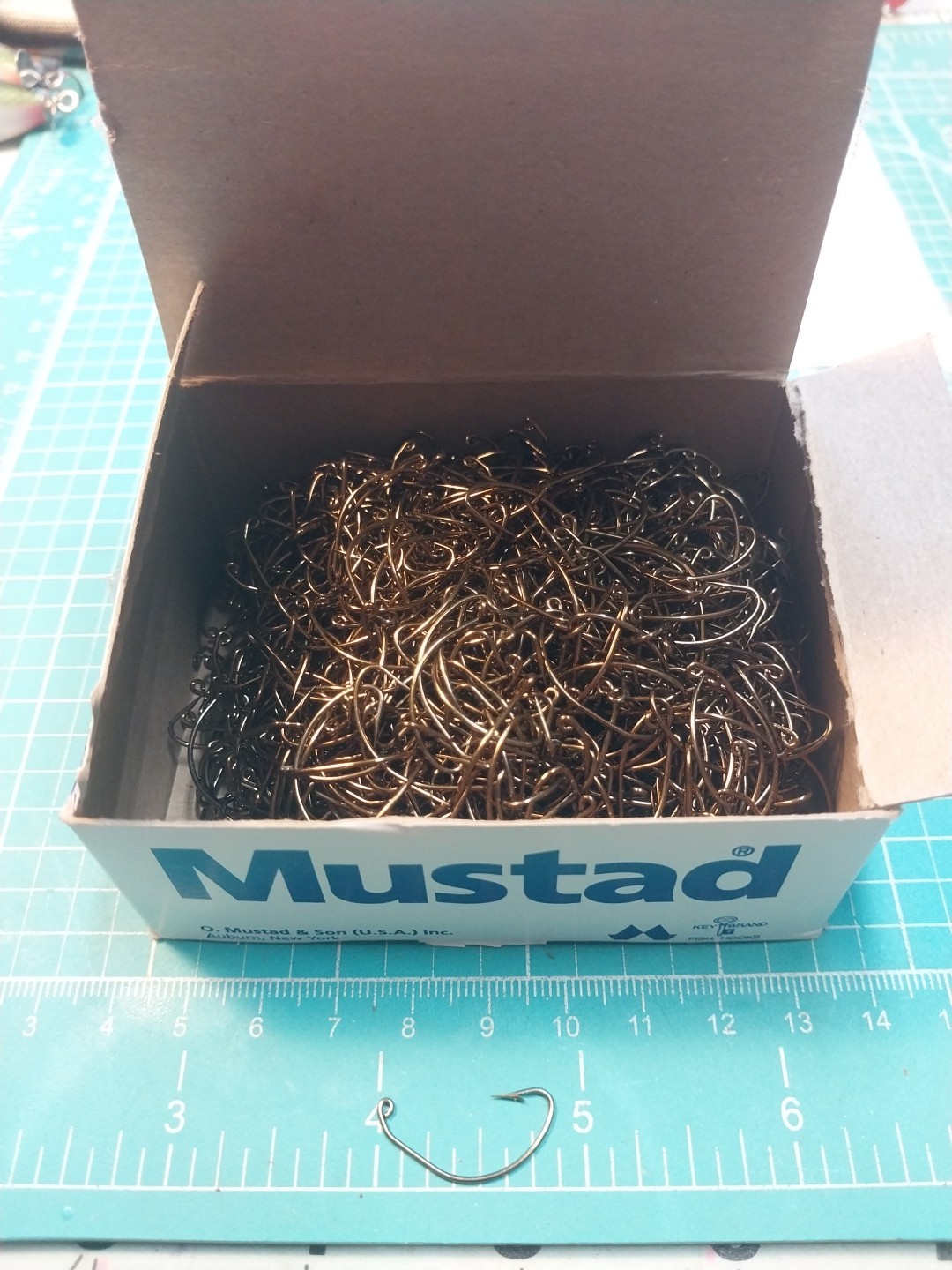 Nos Mustad Hooks Size 8 1000 Hooks In Box Nice Little Hooks