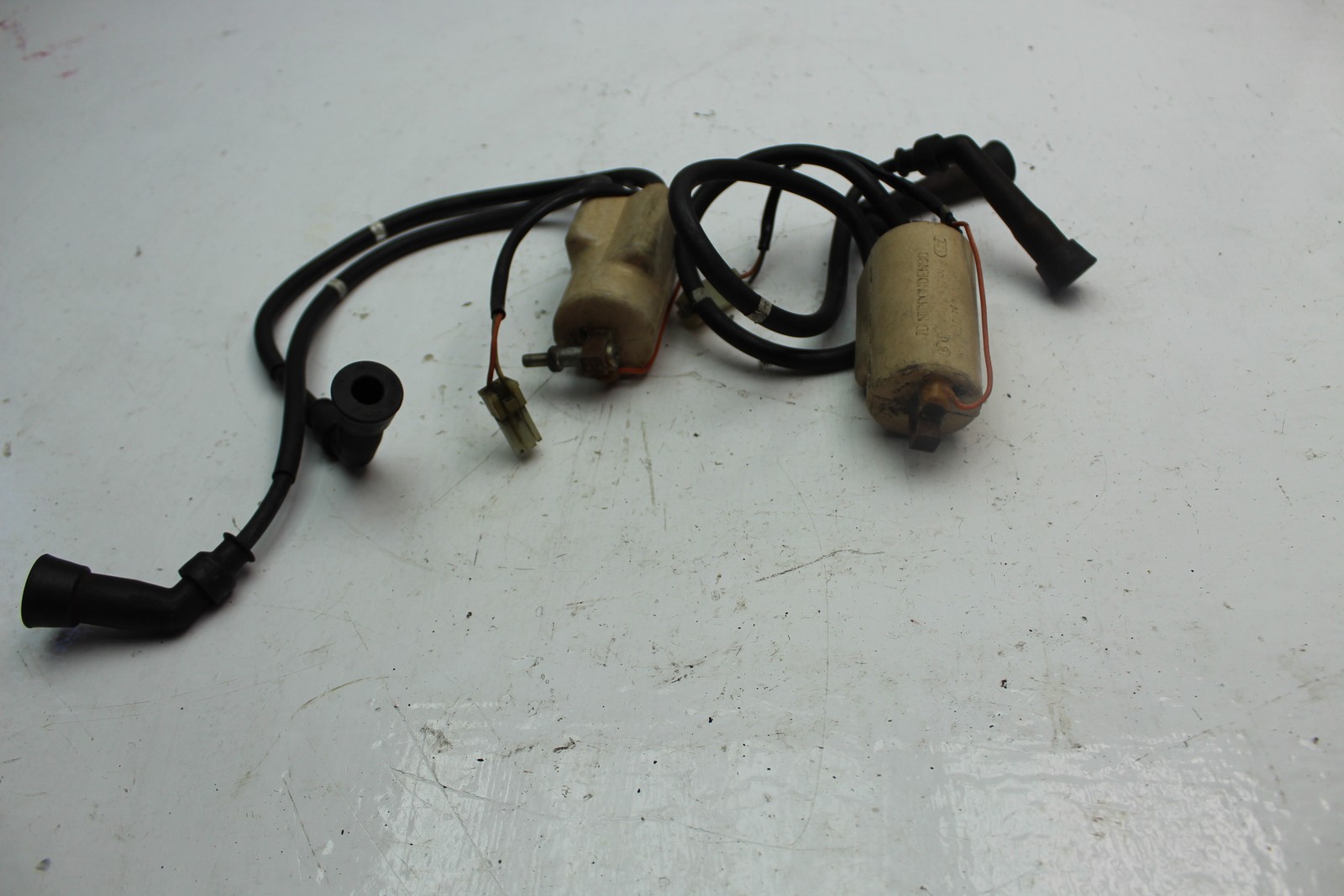 1981 SUZUKI GS550T IGNITION COIL CAPS AND WIRES (SB27)