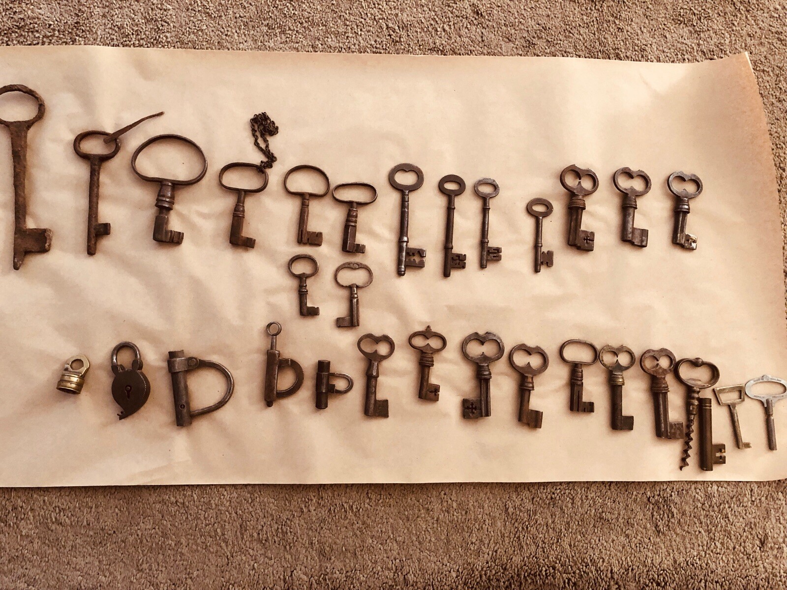 Keys, iron fitting and lock collection.