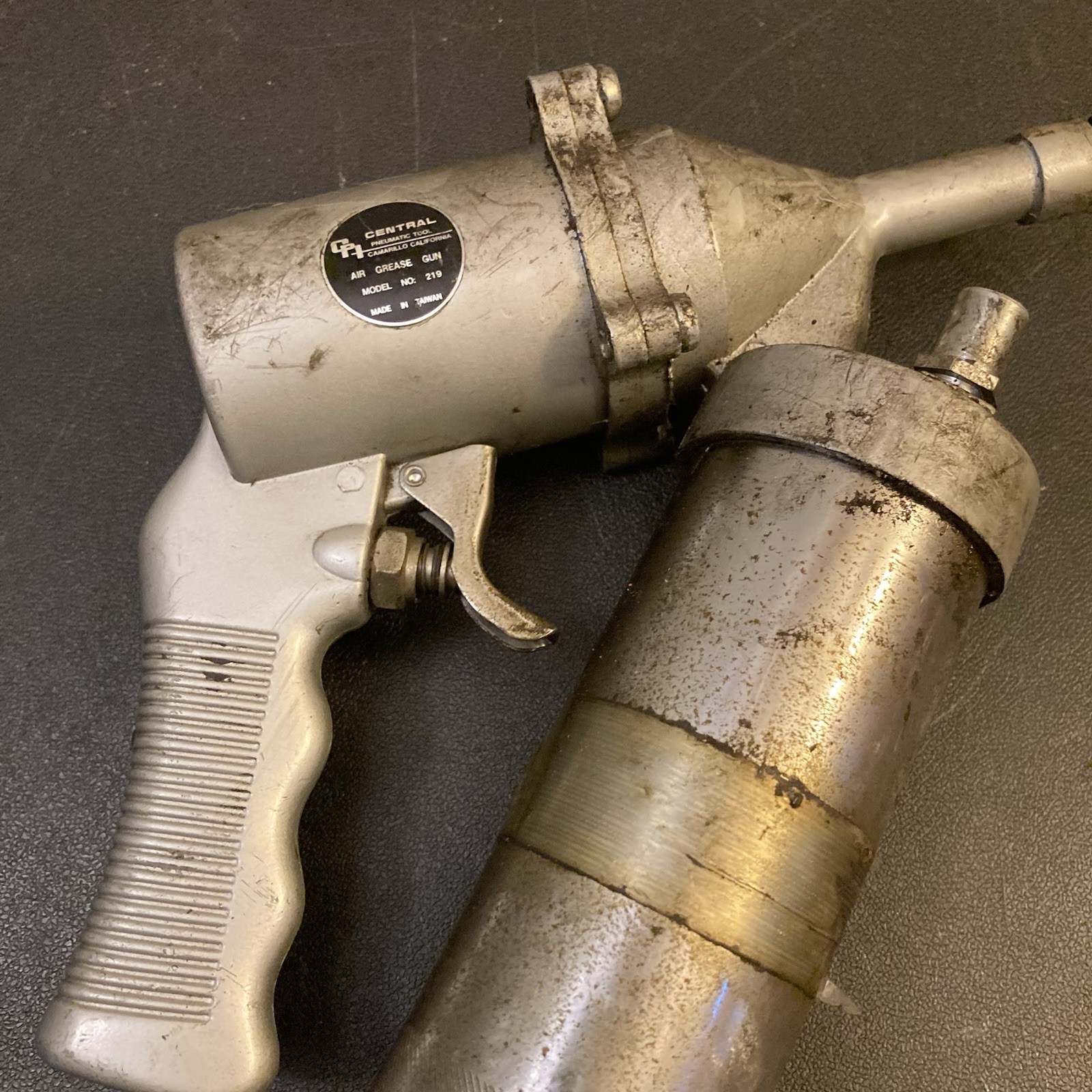 Central Pneumatic Air Grease Gun 219