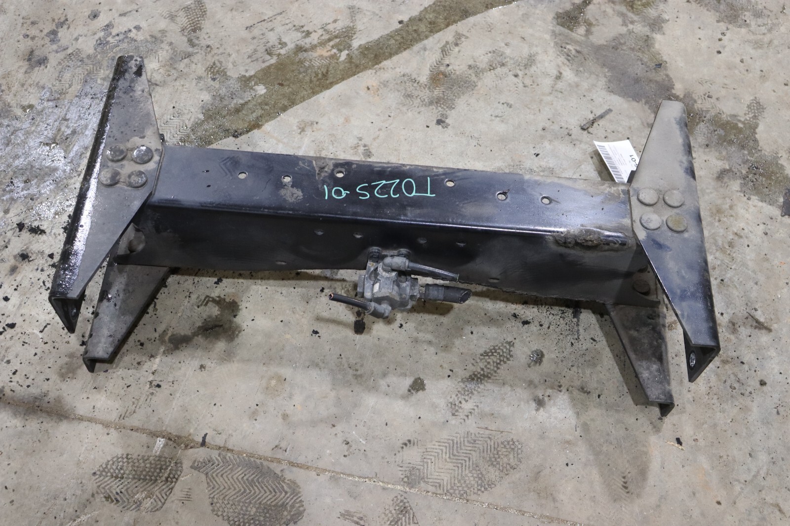 2019-2023 VOLVO VNL 760 FRAME CROSSMEMBER SUPPORT MOUNT OEM