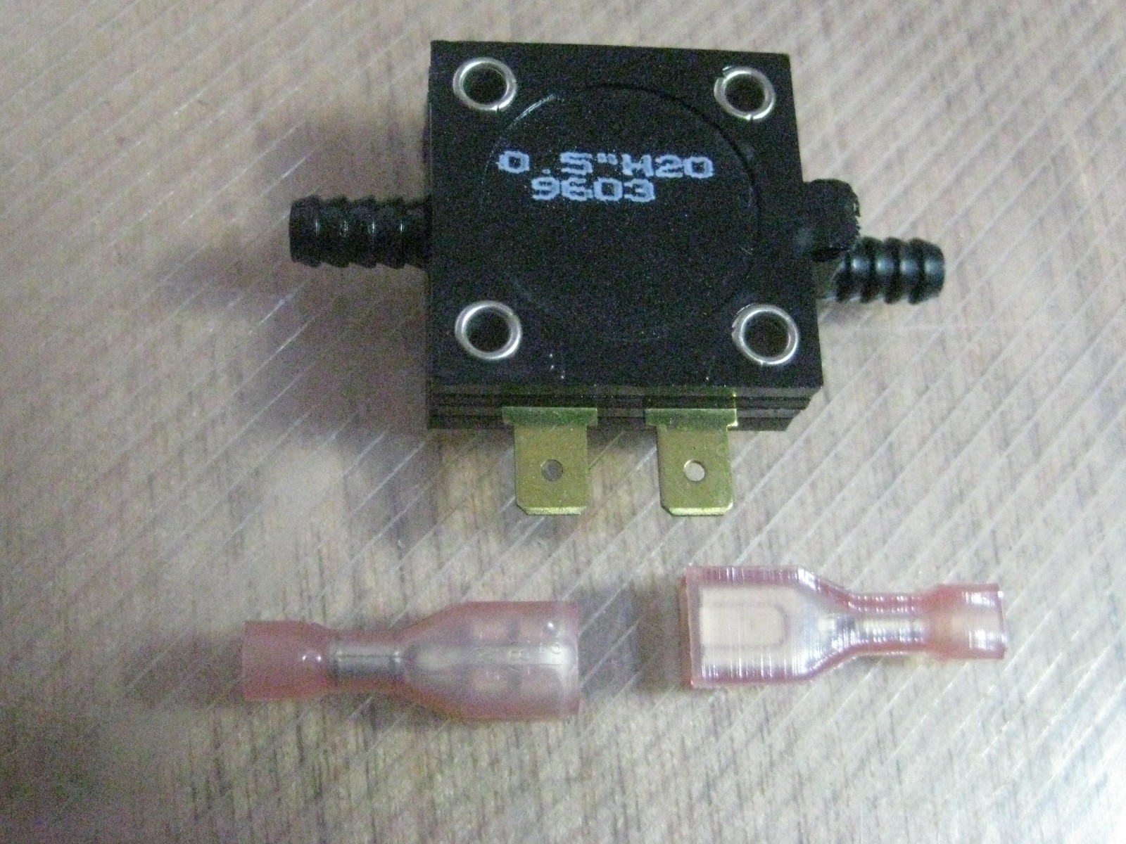 (Quan 3) World Magnetics PSF100A Pressure Switch NEW