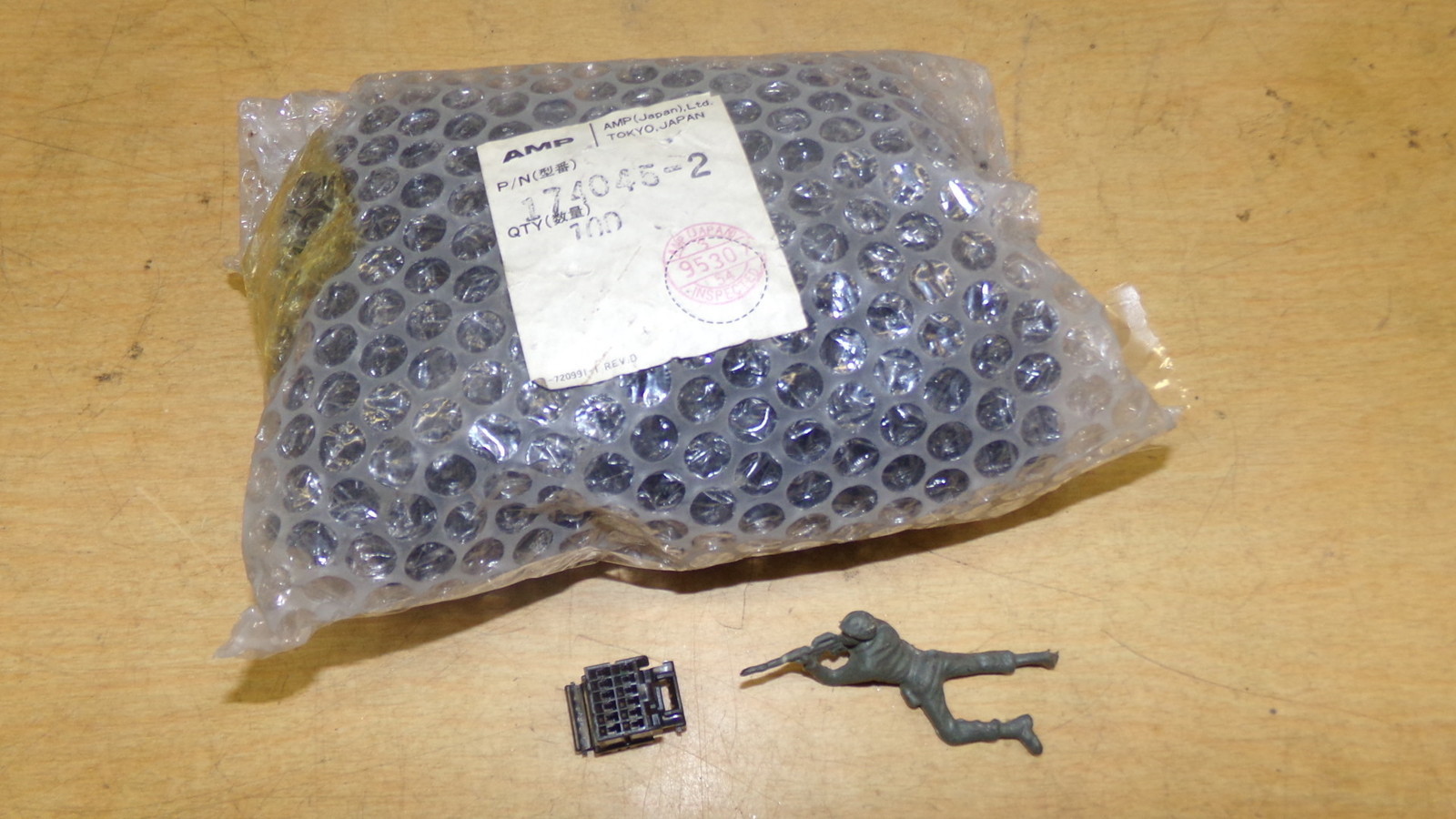 NEW Lot of 100 AMP 174045-2 Automotive Connector  *Free Shipping*