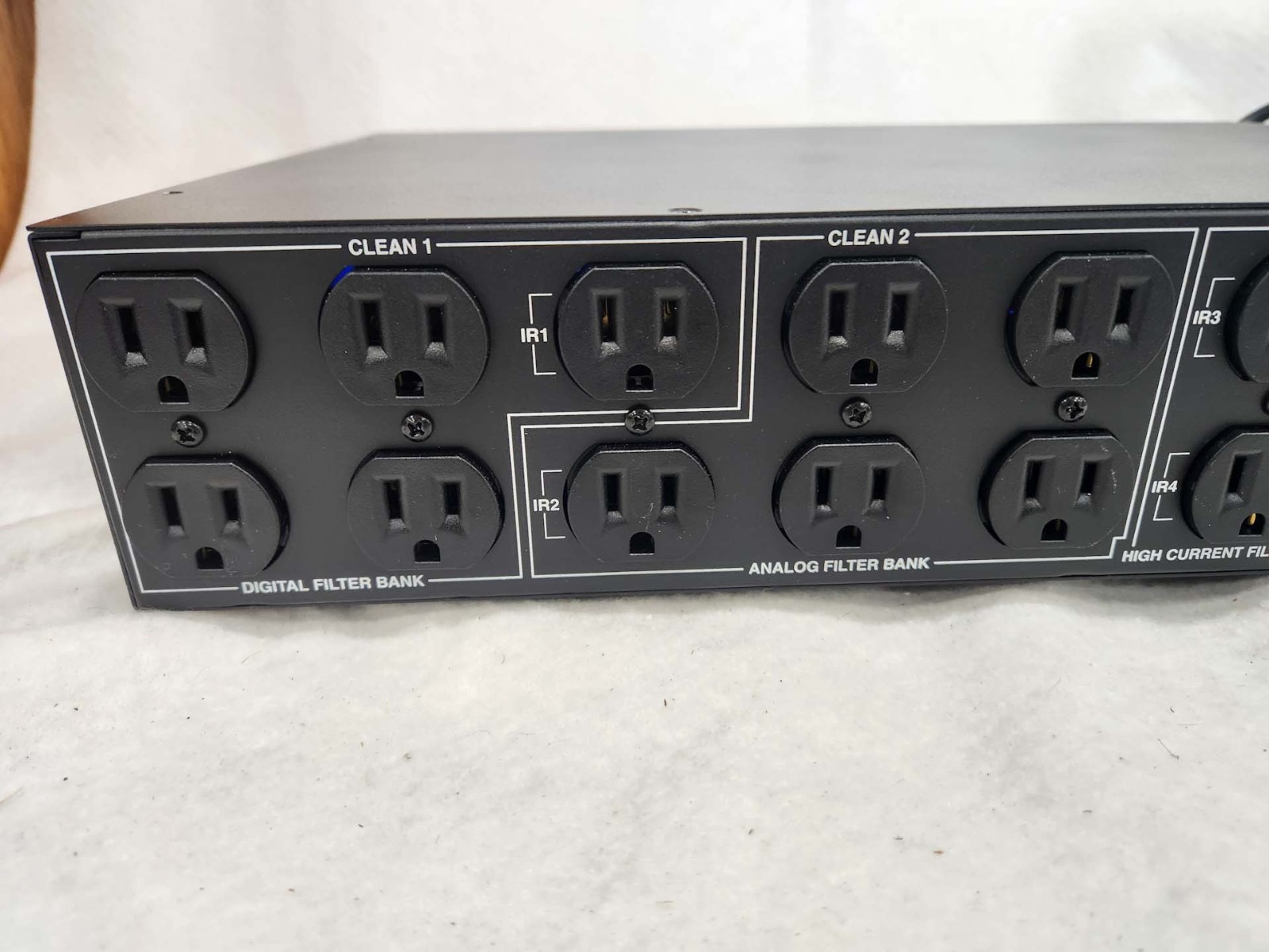 Tripp Lite Isobar 12-Outlet Console Component Power center for A/V systems