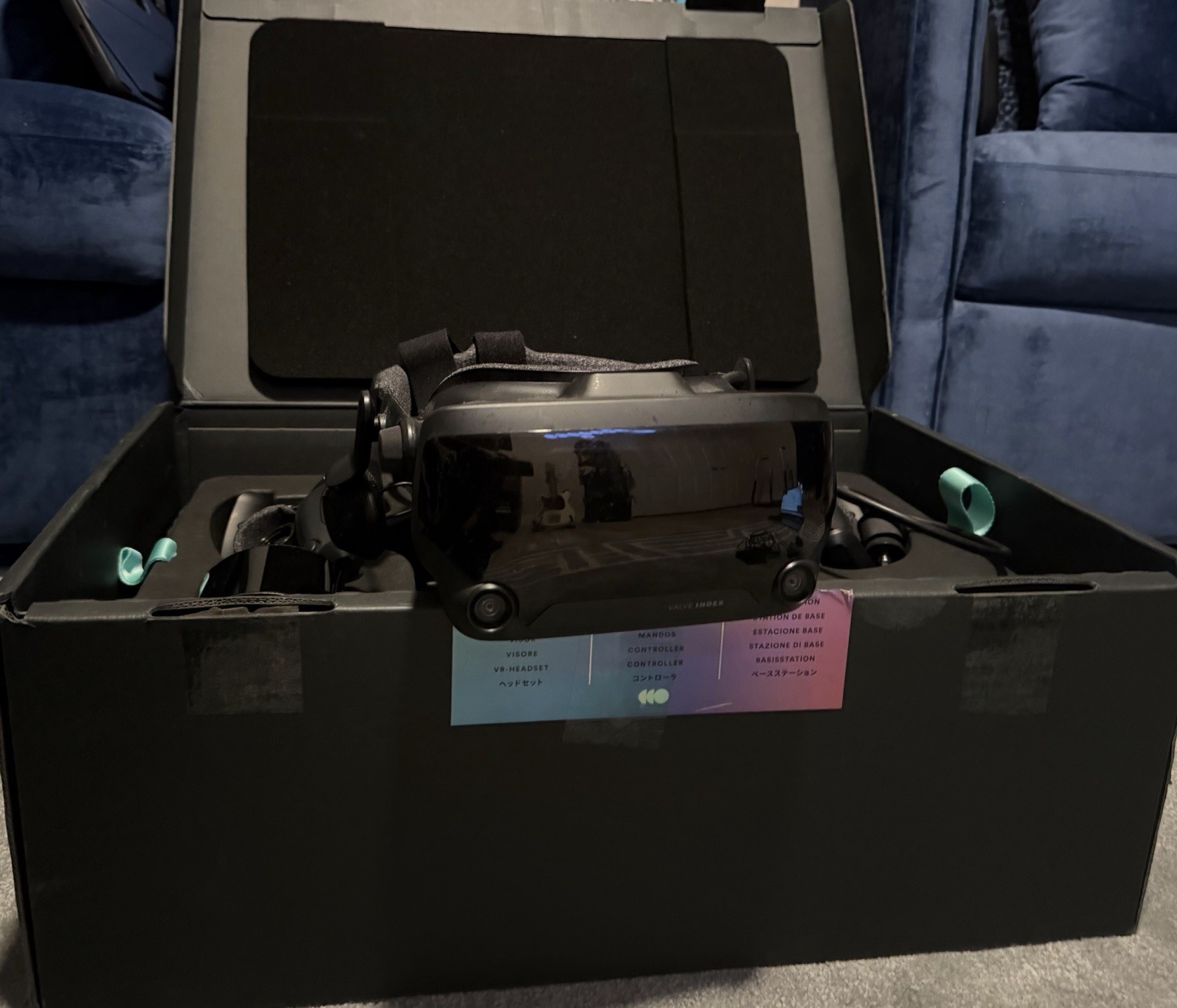 Valve Index Virtual Reality Headset With Knuckles and Base Station (1)